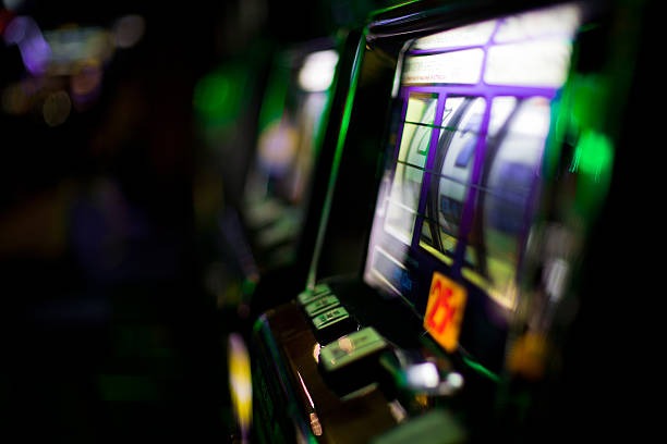 Detailed game paytable and bonus feature explanation on girang demo
